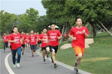 “中国玉祥集团杯”环凤凰湖长跑角逐成功进行
