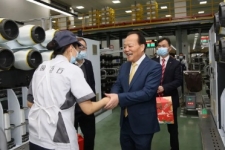 张毓强总裁大岁首一亲切慰问坚守岗位员工