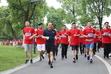 凤凰湖边，有一群可爱的驰骋者