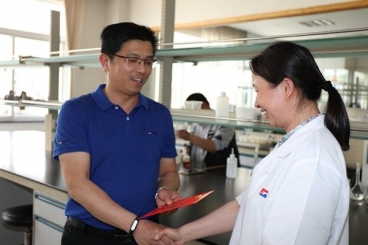 致敬劳动者 弘扬劳模心灵