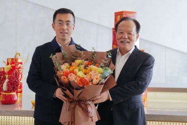 桐乡市委书记于会游到玉祥集团慰问高档次人才